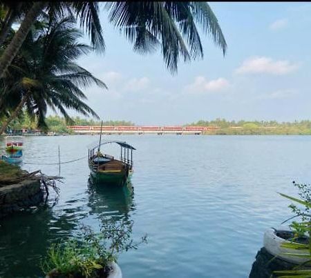 Green Island Homestay Riverside โคชิโคด ภายนอก รูปภาพ