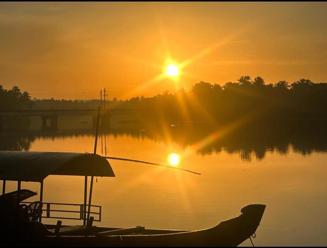 Green Island Homestay Riverside โคชิโคด ภายนอก รูปภาพ